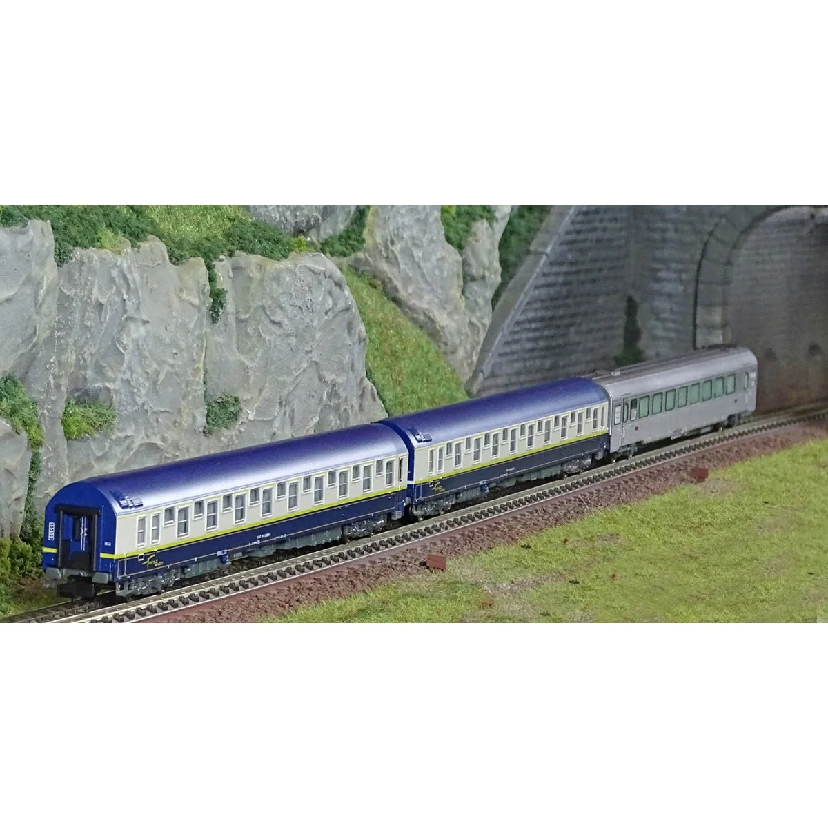 Arnold HN4474 Set of 3 passenger cars "Train Expo", SNCF, 1 bar car...