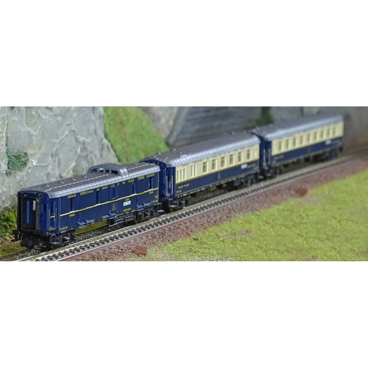 Arnold HN4491 Set of 3 passenger cars "Edelweiss Pullman Express", ... Arnold HN4491 Set of 3 passenger cars "Edelweiss Pullman Express", ...