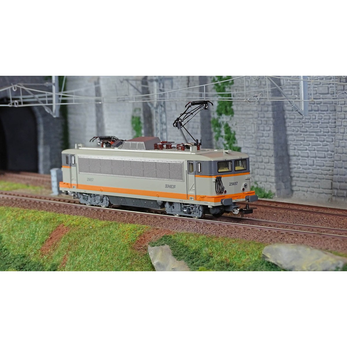 Piko 96539 BB 25657 electric locomotive, SNCF, "noodle" logo, concr...
