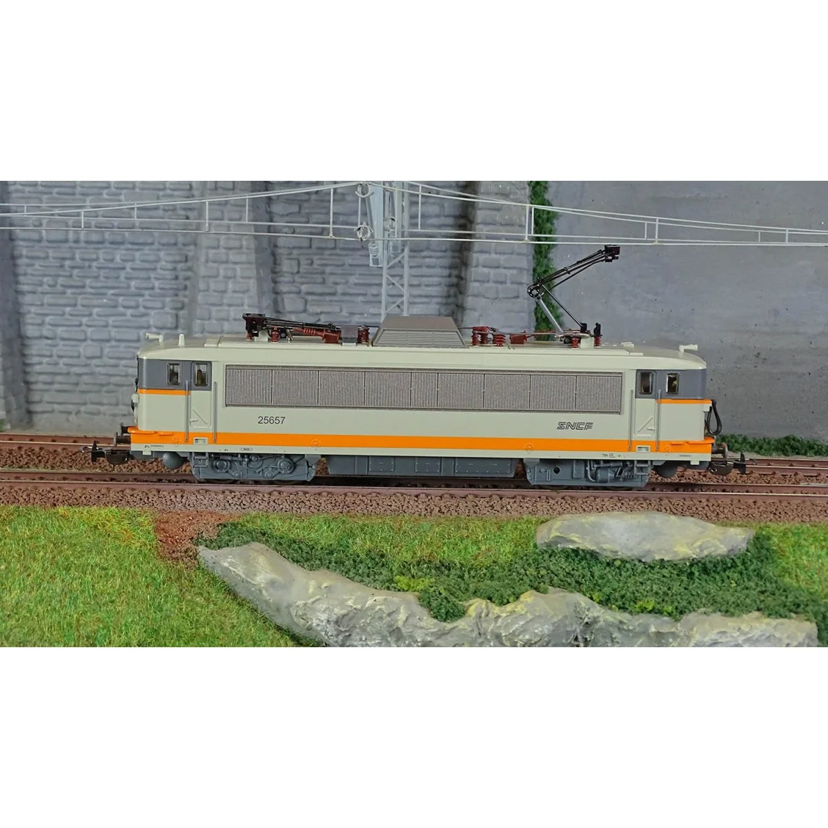 Piko 96539 BB 25657 electric locomotive, SNCF, "noodle" logo, concr...