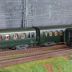 Ree Modeles VB499 Set de 3 voitures allégées "Saucisson", ETAT, A8/B10/A6d, vert 301, ep. IV, éclairé Ree Modeles VB-499 - 1