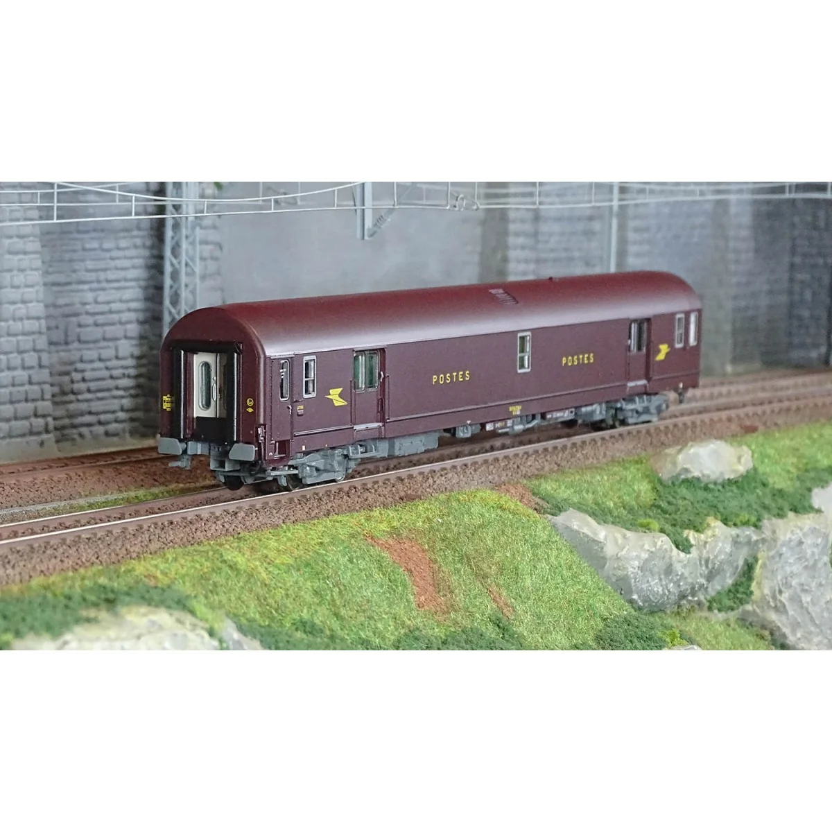 LS Models 40427 Voiture Postale UIC, brun PTT, PA UIC, SNCF Ls models LSM_40427 - 1