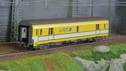 LS Models 40428 Voiture Postale UIC, jaune/blanc, toit gris, PA UIC, SNCF Ls models LSM_40428 - 1