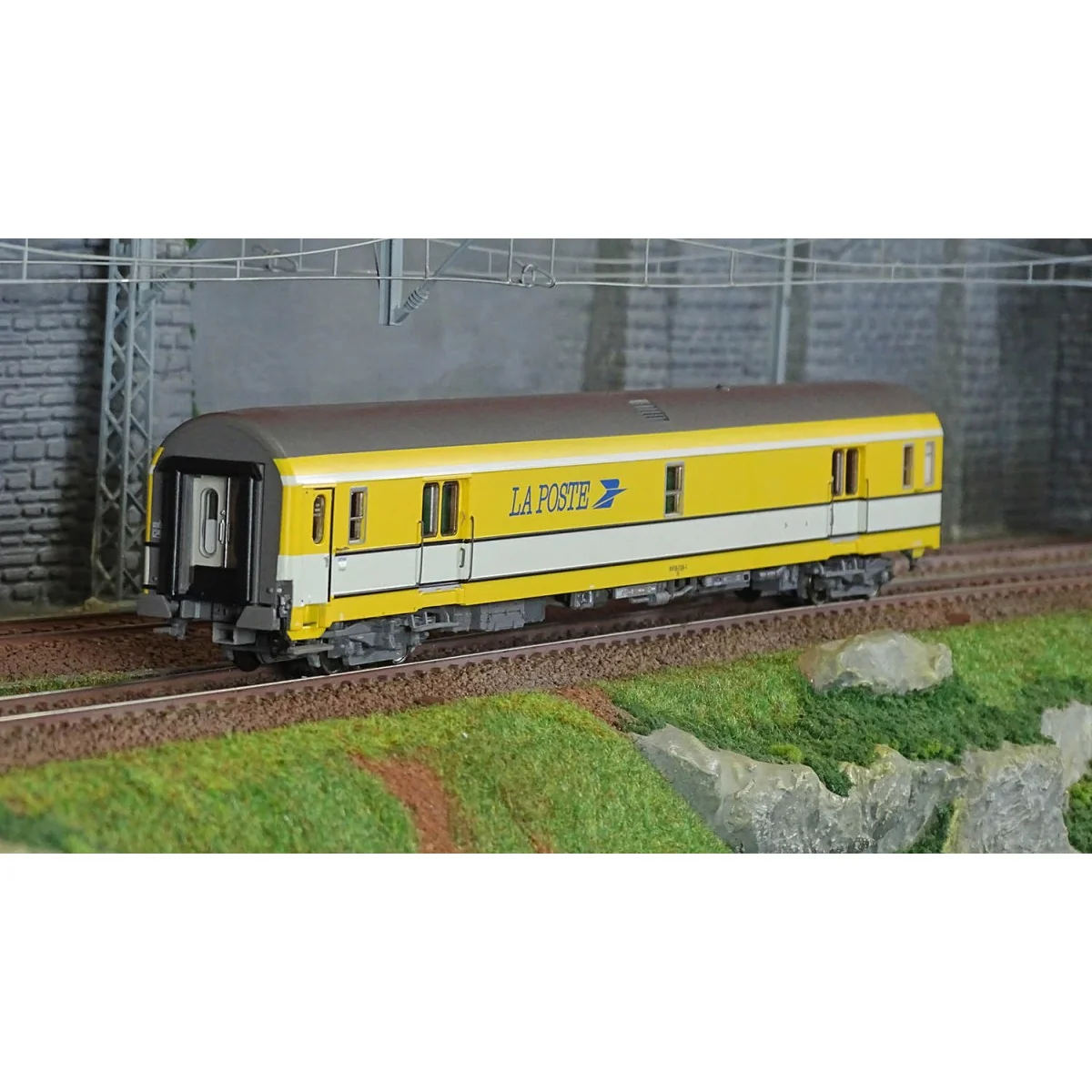 LS Models 40428 UIC Postal Car, yellow/white, grey roof, UIC Postal...