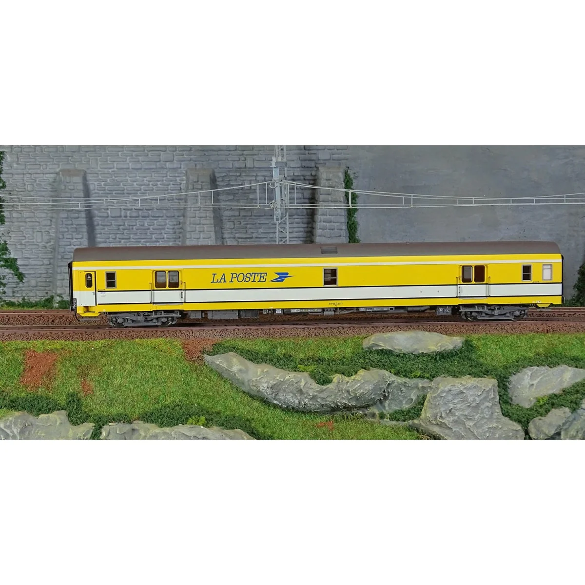 LS Models 40428 UIC Postal Car, yellow/white, grey roof, UIC Postal...