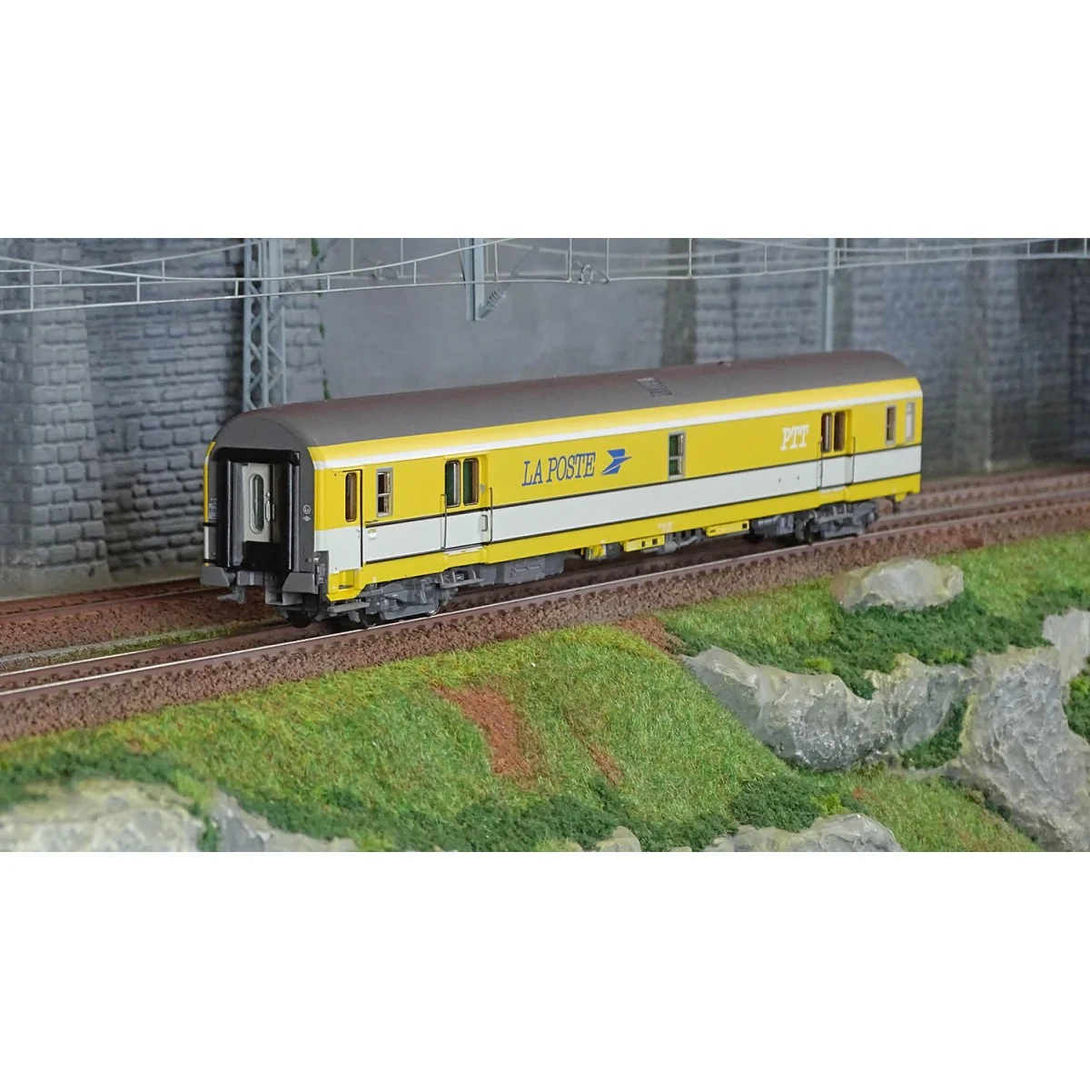 LS Models 40429 Voiture Postale UIC, jaune/blanc, toit gris, PA UIC, SNCF Ls models LSM_40429 - 1