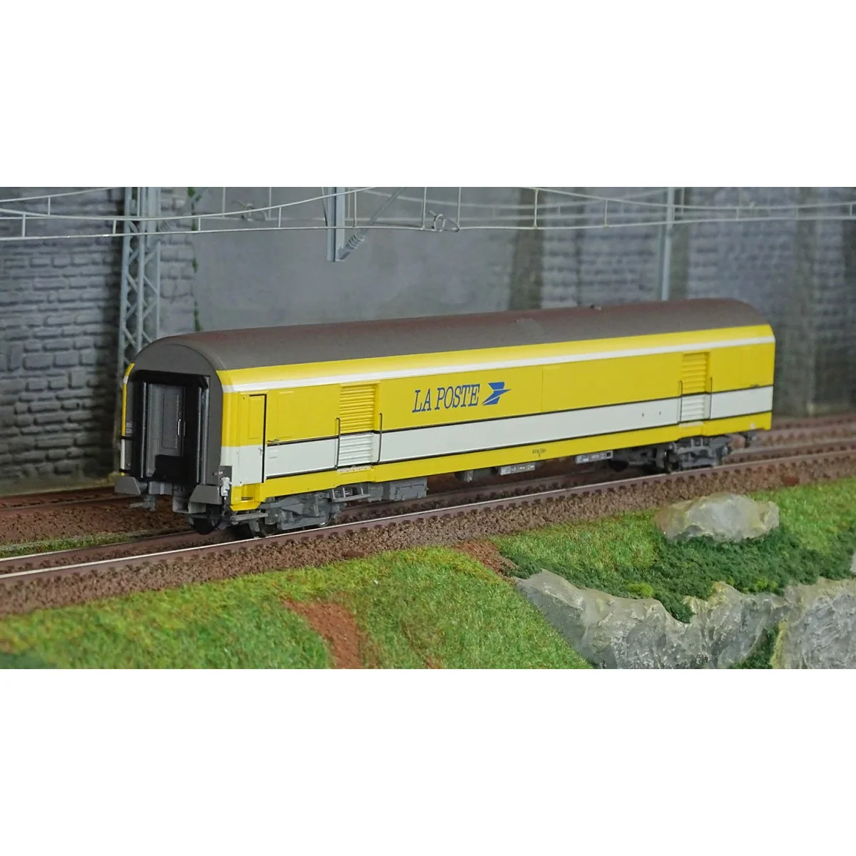 LS Models 40448 Voiture Postale UIC, jaune/blanc, toit gris, portes roulantes, PA UIC, SNCF Ls models LSM_40448 - 1
