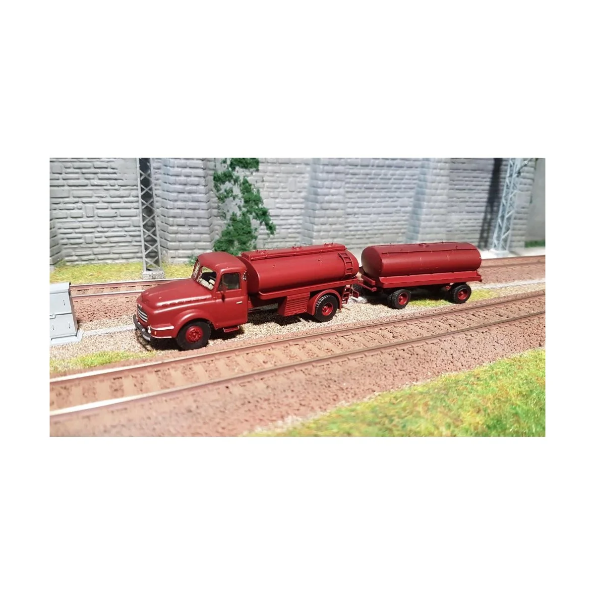Ree Modeles CB 070 Willeme Wine Tanker Truck + Red Trailer - CB-070