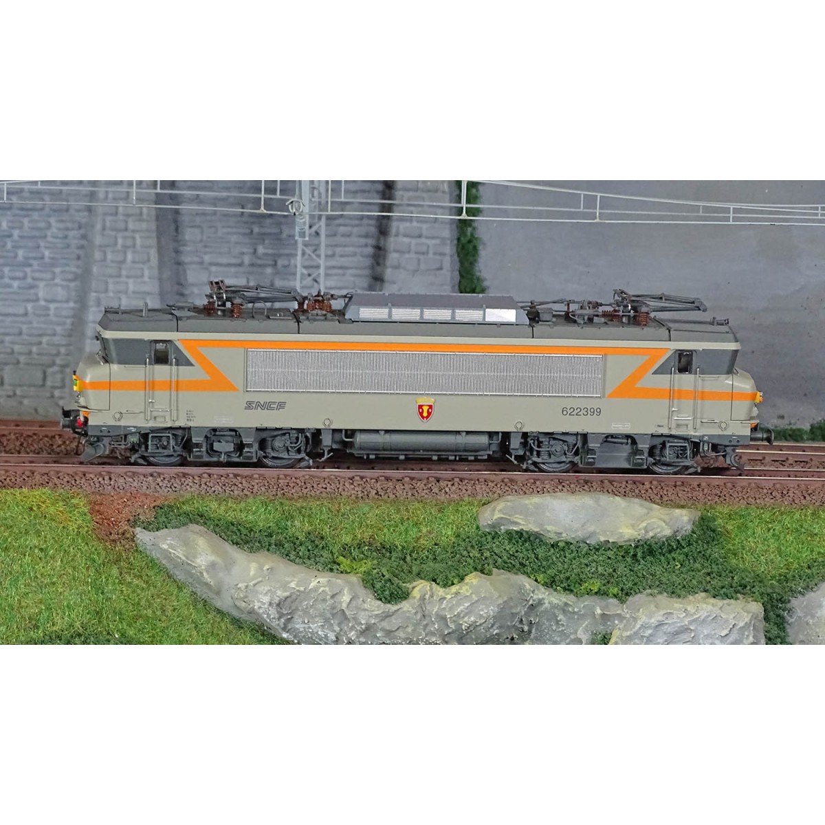 Ls Models 11104S Locomotive électrique BB 22399 SNCF, gris béton/orange, logo Nouille, blason Mormant, Villeneuve, Sonore Ls mod