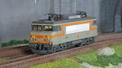 Ls Models 11104 Locomotive électrique BB 22399 SNCF, gris béton/orange, logo Nouille, blason Mormant, Villeneuve Ls models Lsm_1