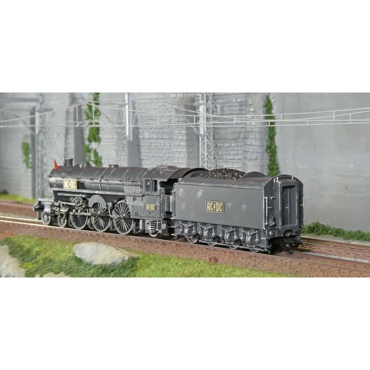Trix 25492 Steam Locomotive with Separate Tender "Black Ice", AC/DC...