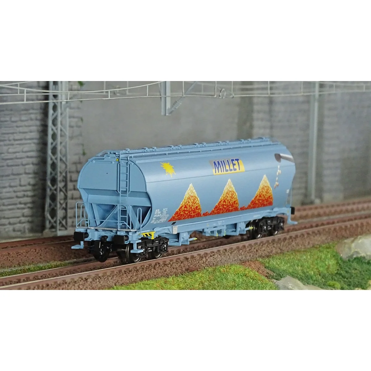 LS Models 30588 Tagnpps hopper wagons, light blue, new Millet logo,... LS Models 30588 Tagnpps hopper wagons, light blue, new Millet logo,...