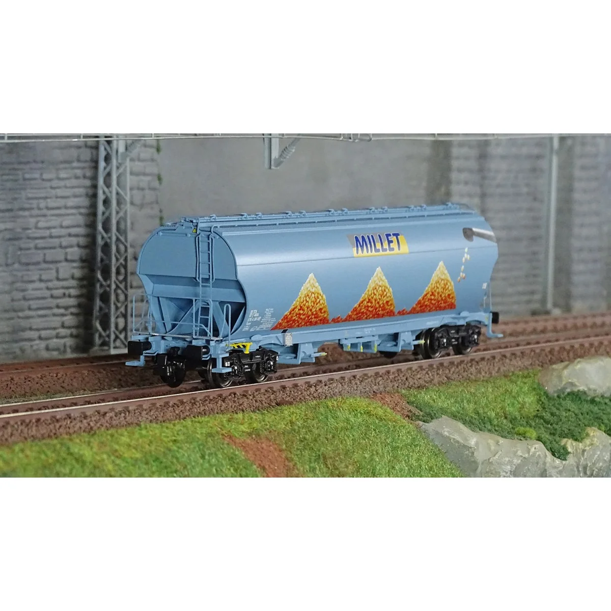 LS Models 30589 Tagnpps hopper wagons, light blue, new Millet logo LS Models 30589 Tagnpps hopper wagons, light blue, new Millet logo