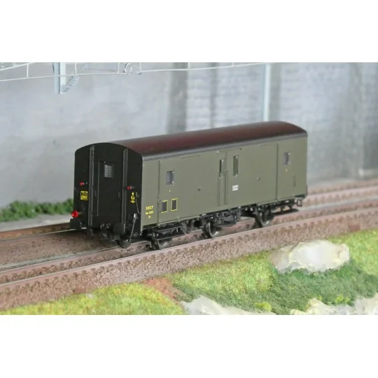 MW_101-Models World 101 Wagon fourgon 3 essieux, PLM, Dqd2m, Vert 306, ep.IIIb, feux fin de convoi
