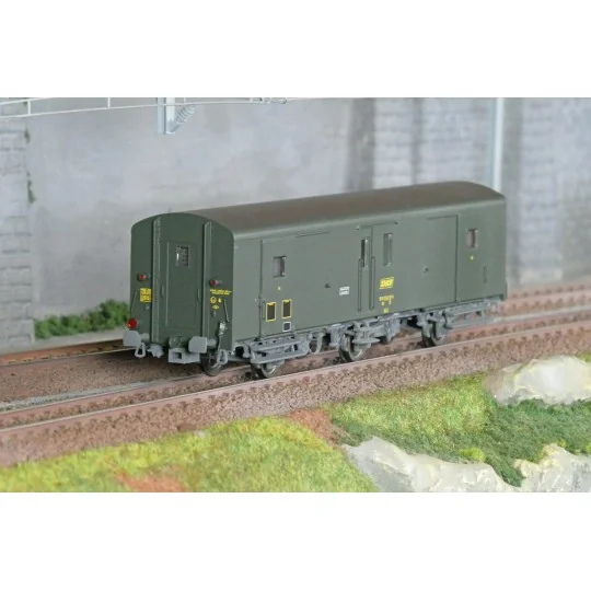 MW_107-Models World 107 Wagon fourgon 3 essieux, PLM, Dd2, Vert 301, logo SNCF jaune, ep.IVa, feux fin de convoi