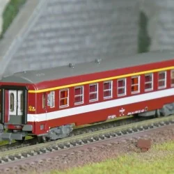 REE Modeles NW331 Voiture voyageurs UIC, SNCF, A9 Rouge, logo Corail, bande de classe jaune, ep.IV, N - 1/160 Ree Modeles NW-331