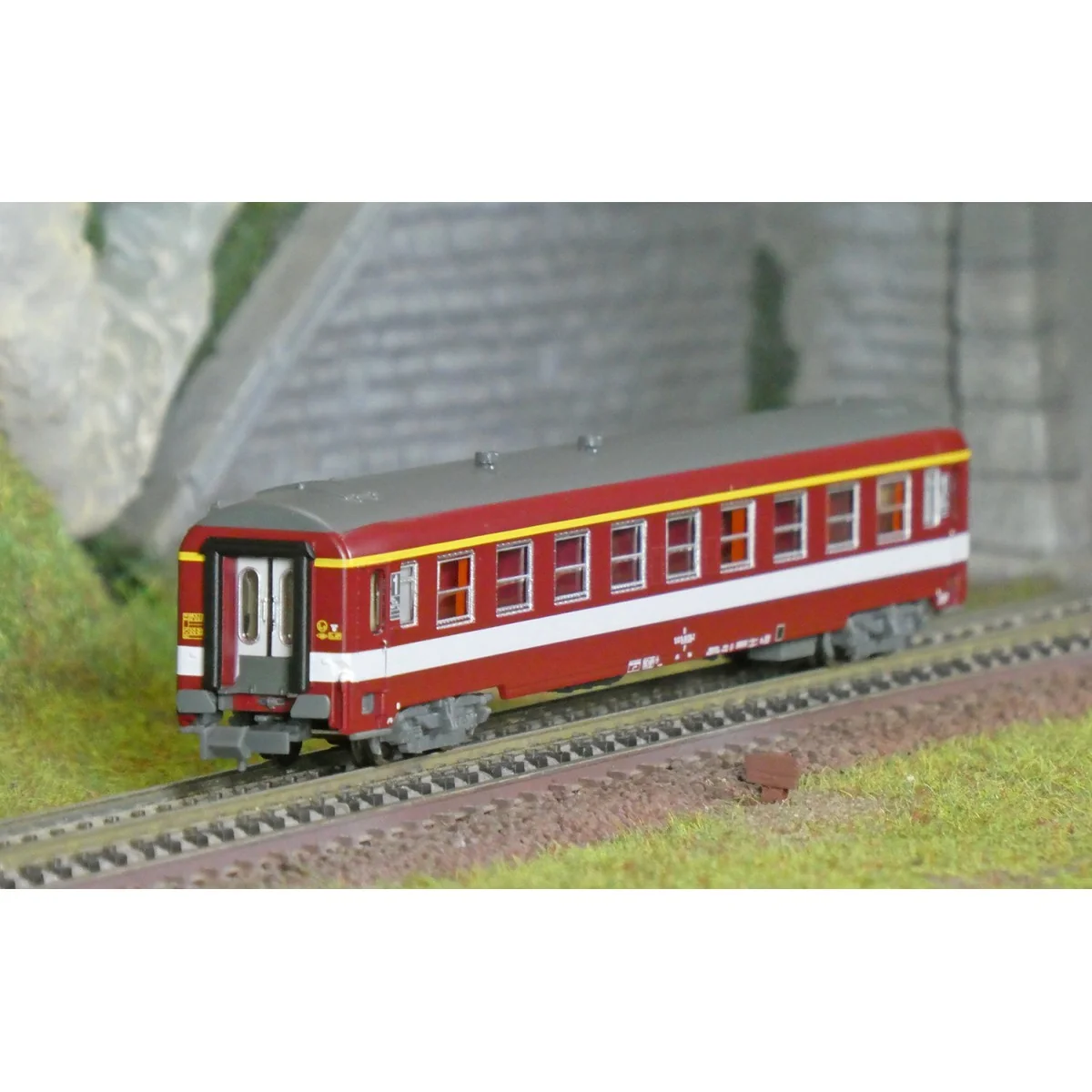 REE Modeles NW331 Voiture voyageurs UIC, SNCF, A9 Rouge, logo Corail, bande de classe jaune, ep.IV, N - 1/160 Ree Modeles NW-331