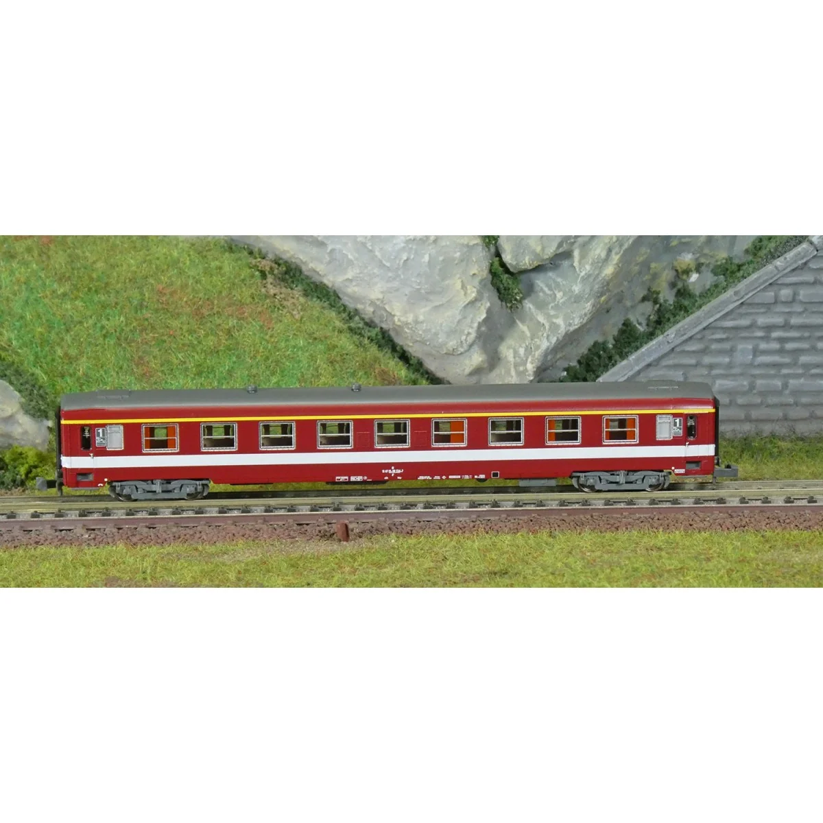 REE Modeles NW331 UIC passenger car, SNCF, A9 Red, Corail logo, yel...