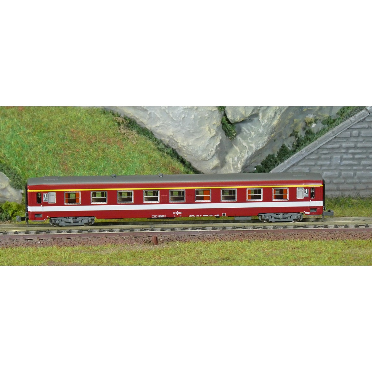 REE Modeles NW331 Voiture voyageurs UIC, SNCF, A9 Rouge, logo Corail, bande de classe jaune, ep.IV, N - 1/160 Ree Modeles NW-331