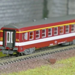 REE Modeles NW332 Voiture voyageurs UIC, SNCF, A9 Rouge, logo Corail, bande de classe jaune, ep.IV, N - 1/160 Ree Modeles NW-332