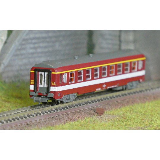 NW-332-REE Modeles NW332 Voiture voyageurs UIC, SNCF, A9 Rouge, logo Corail, bande de classe jaune, ep.IV, N - 1/160