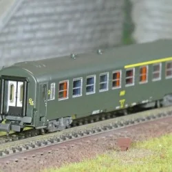 REE Modeles NW257 Voiture voyageurs UIC, SNCF, A4B5 Verte, logo jaune encadré, ep.IV, N- 1/160 Ree Modeles NW-257 - 1