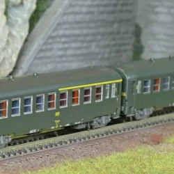 REE Modeles NW258 Set de 2 voitures voyageurs UIC, SNCF, A4B5 et B10 Vertes, logo jaune encadré, ep.IV, N- 1/160 Ree Modeles NW-