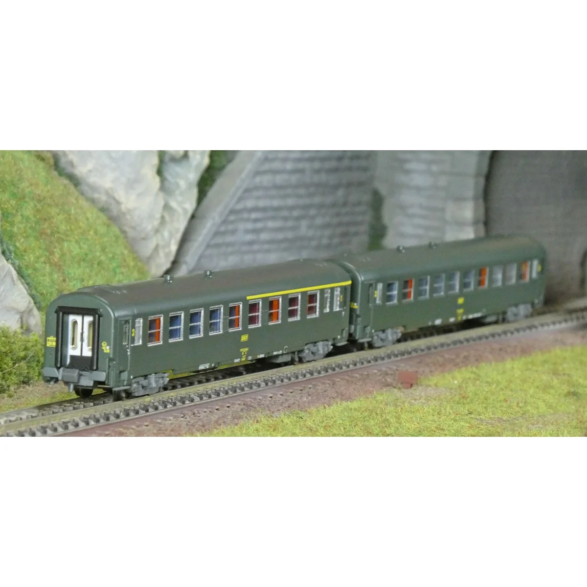 REE Modeles NW258 Set de 2 voitures voyageurs UIC, SNCF, A4B5 et B10 Vertes, logo jaune encadré, ep.IV, N- 1/160 Ree Modeles NW-