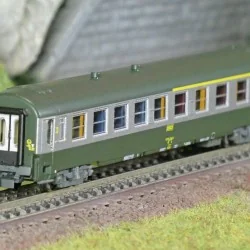 REE Modeles NW259 Voiture voyageurs UIC, SNCF, A4B5 Verte/Alu, logo jaune encadré, ep.IV, N- 1/160 Ree Modeles NW-259 - 1