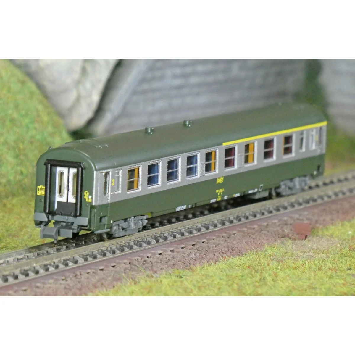 REE Modeles NW259 UIC passenger car, SNCF, A4B5 Green/Aluminum, yel...