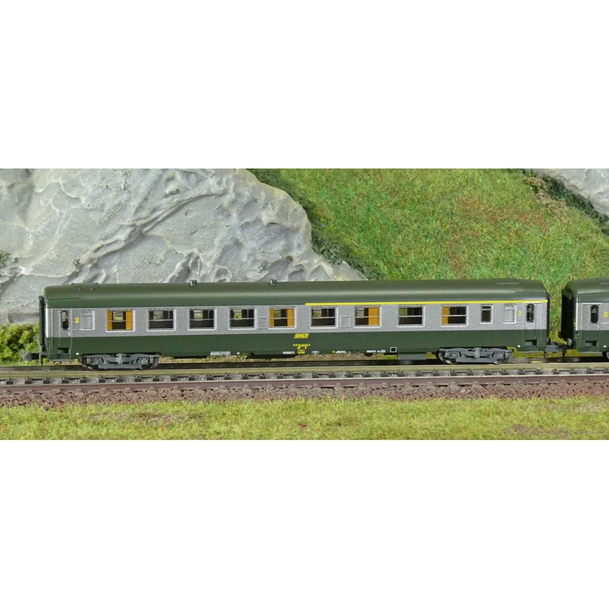 REE Modeles NW260 Set de 2 voitures voyageurs UIC, SNCF, A4B5 et B10 Verte/Alu, logo jaune encadré, ep.IV, N- 1/160 Ree Modeles 