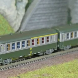 REE Modeles NW260 Set de 2 voitures voyageurs UIC, SNCF, A4B5 et B10 Verte/Alu, logo jaune encadré, ep.IV, N- 1/160 Ree Modeles 