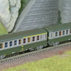 REE Modeles NW261 Set de 2 voitures voyageurs UIC, SNCF, A4B5 et B5D Verte/Alu, logo jaune encadré, ep.IV, N- 1/160 Ree Modeles 