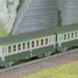 REE Modeles NW263 Set de 2 voitures voyageurs UIC, SNCF, A4B5 et B10 Verte/Gris béton, logo blanc encadré, ep.V, N- 1/160 Ree Mo