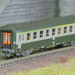 REE Modeles NW264 Voiture voyageurs UIC, SNCF, A4B5 ex-A9 Verte/Gris béton, logo blanc encadré, ep.V, N- 1/160 Ree Modeles NW-26