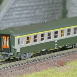 REE Modeles NW265 Voiture voyageurs UIC, SNCF, A9 Verte/Gris béton, logo blanc encadré, ep.V, N- 1/160 Ree Modeles NW-265 - 1