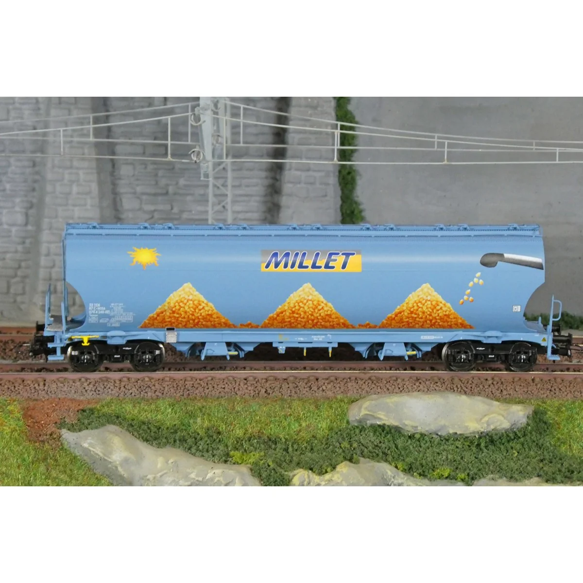 LS Models 30592 Tagnpps hopper wagons, light blue, new Millet logo,... LS Models 30592 Tagnpps hopper wagons, light blue, new Millet logo,...