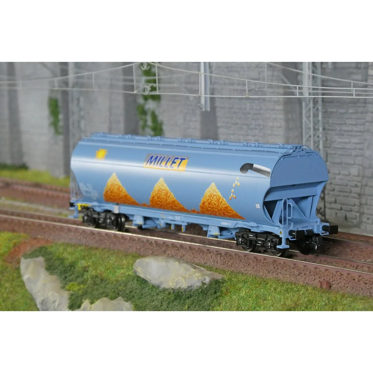 LS Models 30592 Tagnpps hopper wagons, light blue, new Millet logo,... LS Models 30592 Tagnpps hopper wagons, light blue, new Millet logo,...