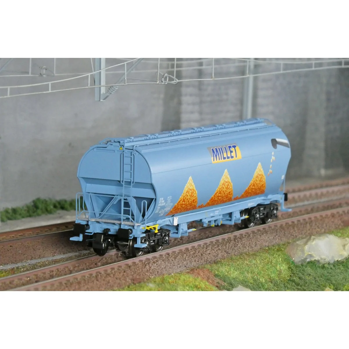LS Models 30593 Tagnpps hopper wagons, light blue, new Millet logo LS Models 30593 Tagnpps hopper wagons, light blue, new Millet logo