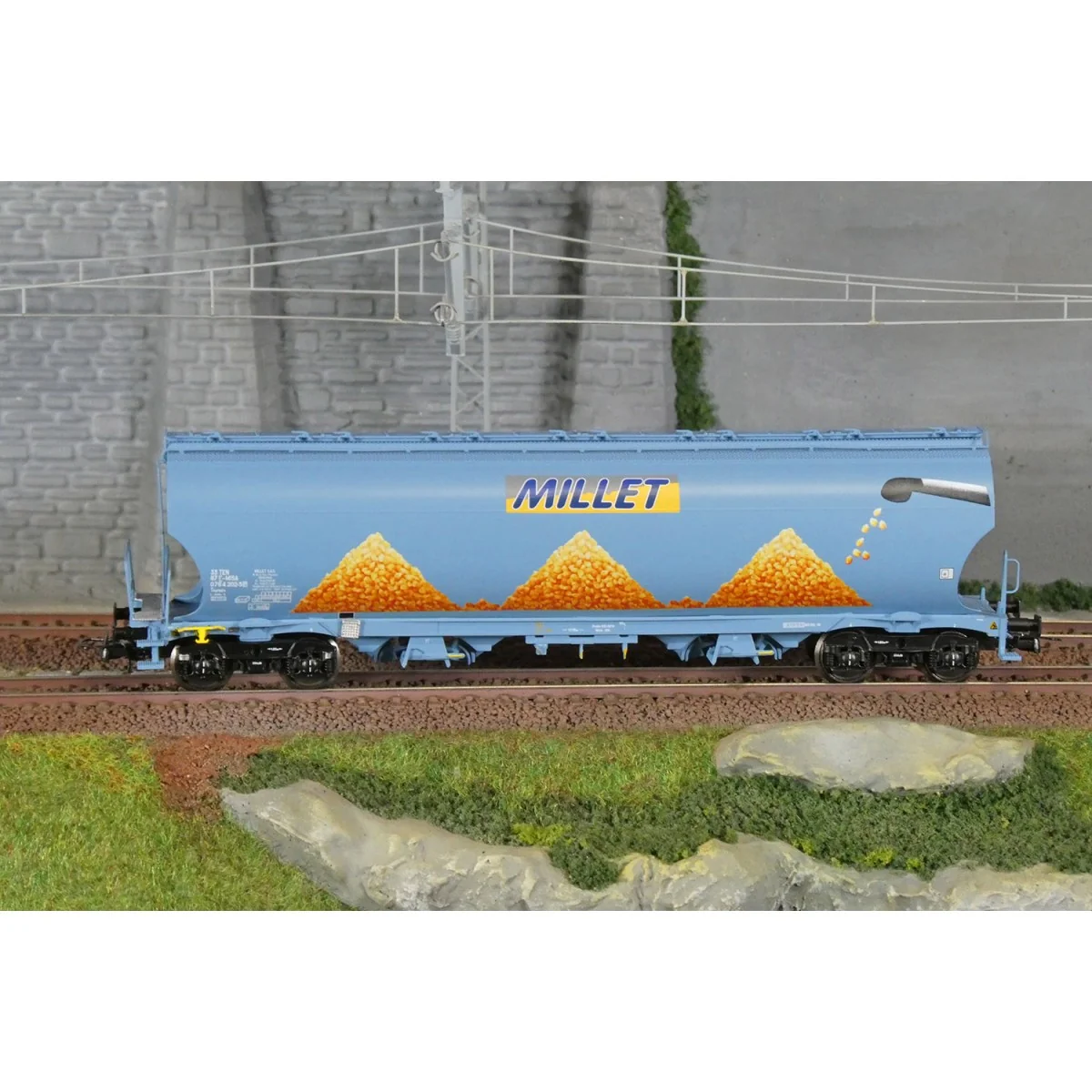 LS Models 30593 Tagnpps hopper wagons, light blue, new Millet logo LS Models 30593 Tagnpps hopper wagons, light blue, new Millet logo