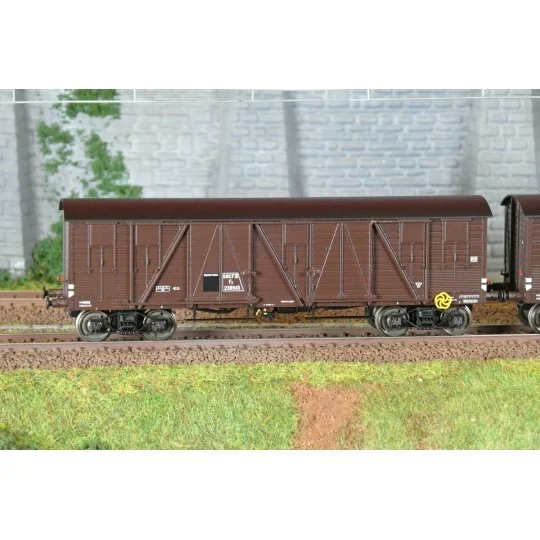 WB-910-Ree Modeles WB910 Set of 3 Covered Public Works Wagons for Fruits and Vegetables, 4 Doors, SNCF, Era IIIa