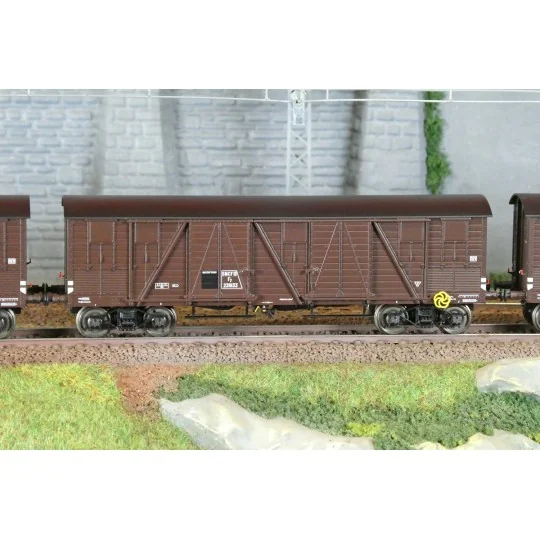 WB-910-Ree Modeles WB910 Set of 3 Covered Public Works Wagons for Fruits and Vegetables, 4 Doors, SNCF, Era IIIa