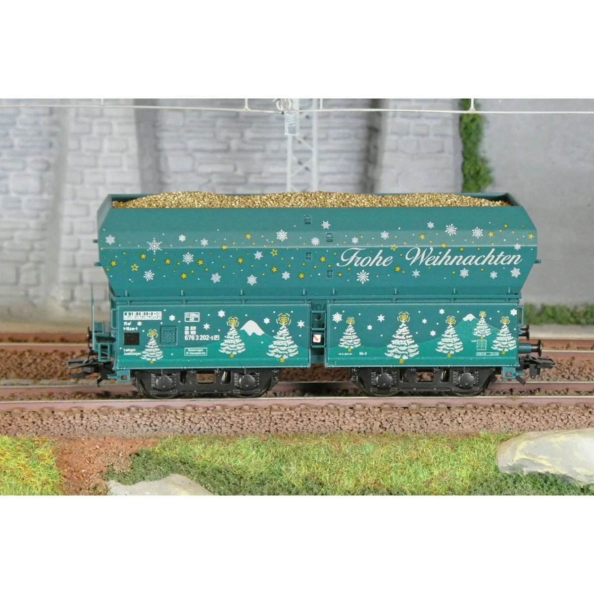 Marklin 48425 Christmas hopper wagon 2025, loaded with "gold nuggets" Marklin 48425 Christmas hopper wagon 2025, loaded with "gold nuggets"