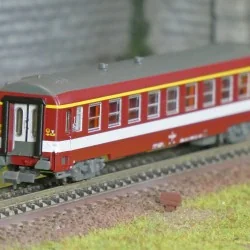 REE Modeles NW341 Voiture voyageurs UIC, A9 ex-Capitole, bande jaune et ½ cartouche Corail, ep.IV, N - 1/160 Ree Modeles NW-341 