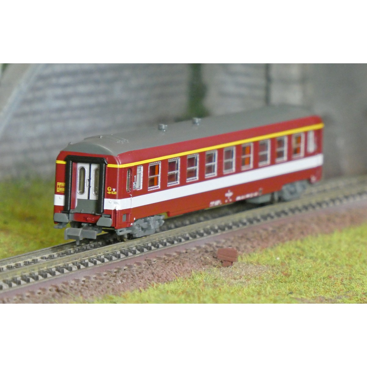 REE Modeles NW341 UIC passenger car, A9 ex-Capitole, yellow stripe ...