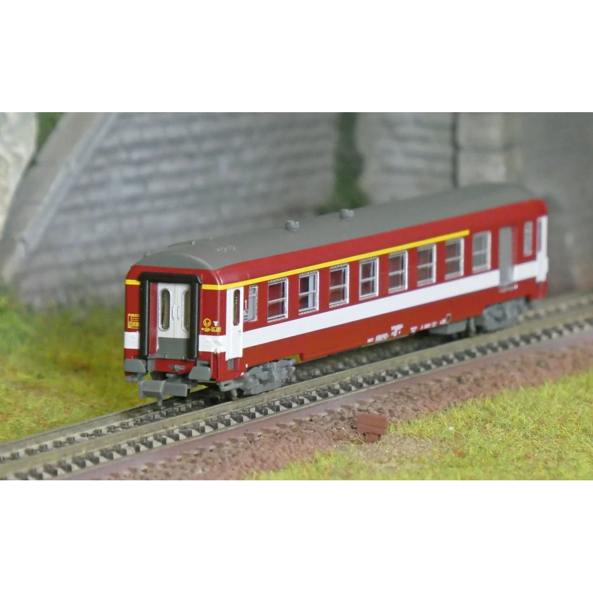 REE Modeles NW342 UIC passenger car, A7D ex-Capitole, yellow stripe...