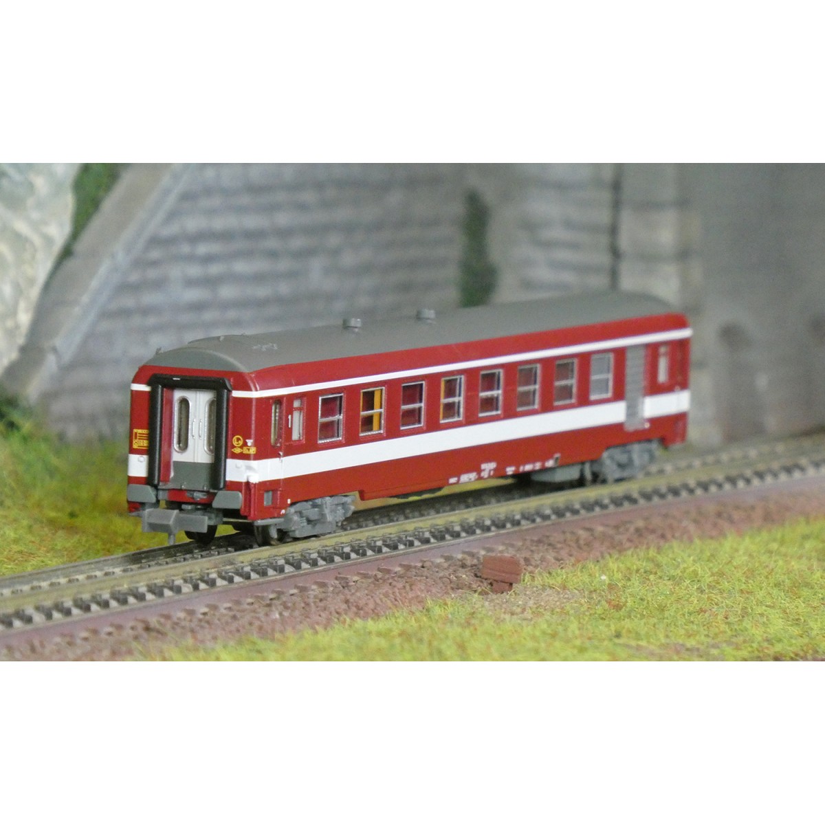 REE Modeles NW343 UIC passenger car, A7D ex-Capitole, white stripe ...