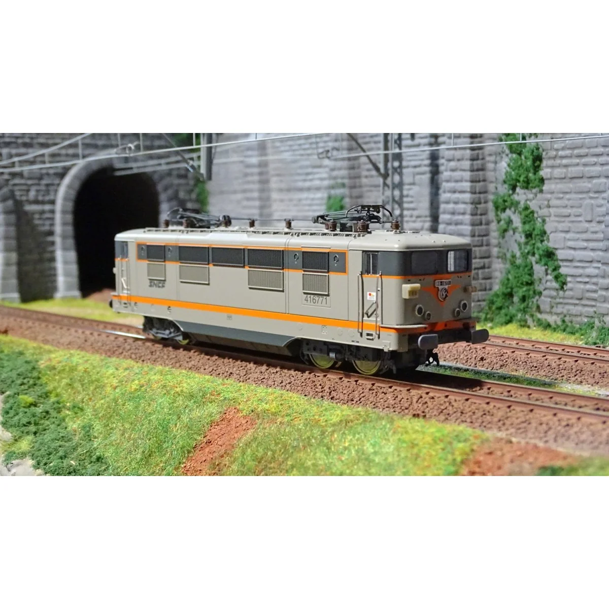 ViTrains 2222 electric locomotive BB 16500 SNCF, concrete livery, Lo...Note: The text is cut off after "Lo...". If you provid ViTrains 2222 electric locomotive BB 16500 SNCF, concrete livery, Lo...Note: The text is cut off after "Lo...". If you provid