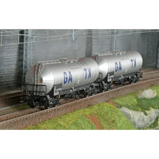 Rivarossi HR6667 Set of 2 bogie tank wagons, light grey, large GATX... HR6667-Rivarossi HR6667 Set of 2 bogie tank wagons, light grey, large GATX logo