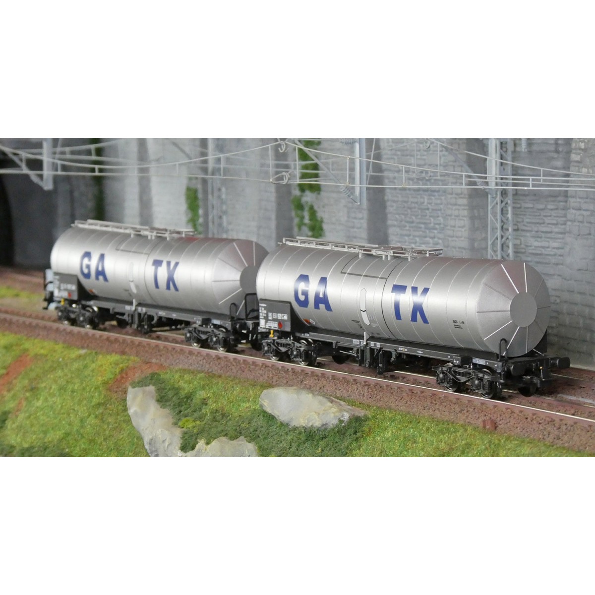 Rivarossi HR6667 Set of 2 bogie tank wagons, light grey, large GATX...
